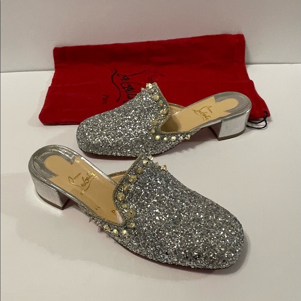 CHRISTIAN LOUBOUTIN Spiked Sun Glitter Mule Silver Size 38 1/2 ❤️🤍